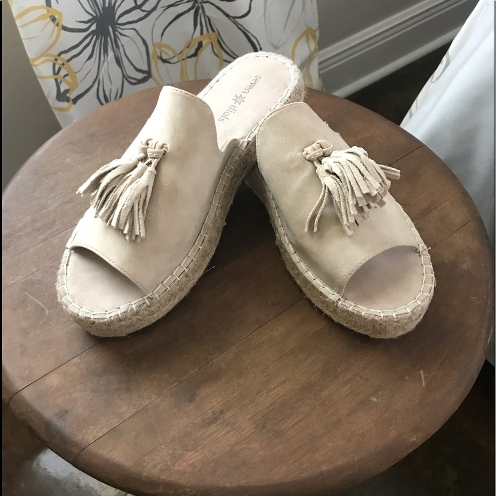 SEVEN DIALS Women’s sandals.